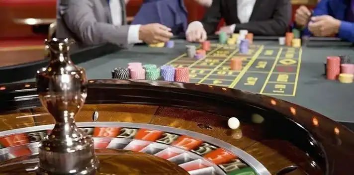 Người chơi Việt Nam tham gia bàn Baccarat Live Casino trên điện thoại