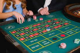 Người chơi Việt Nam theo dõi quyền lợi VIP trên điện thoại